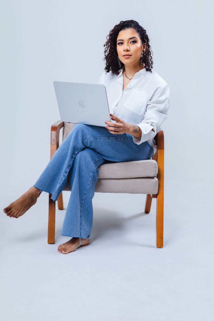 Marinalva Gama em atendimento online com o notebook